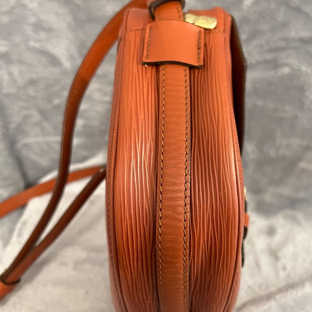 LOUIS VITTON EPI Jeune Fille Epi Crossbody in Kenyan Fawn color - Picture 12 of 16